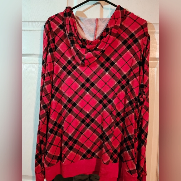 Red and black lightweight hoodie - Picture 2 of 4